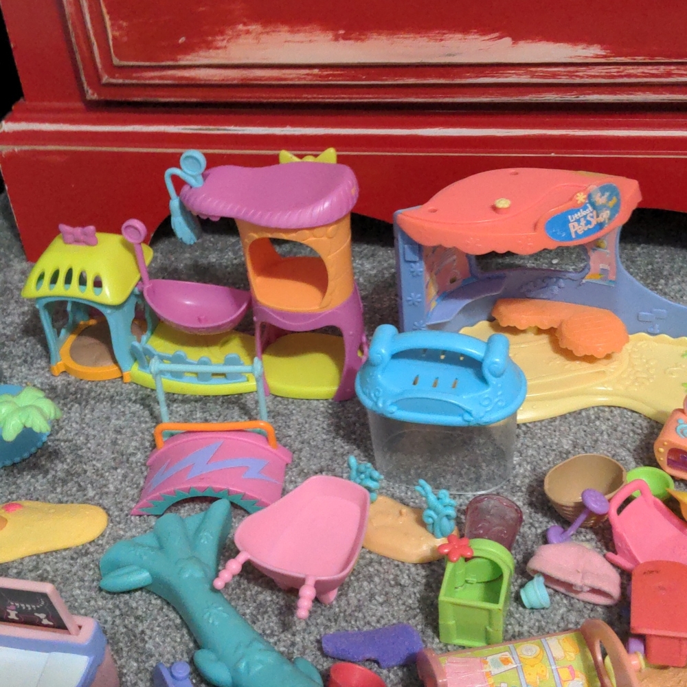 Bundle of littlest pet shops, houses, and accessories - Picture 17 of 17